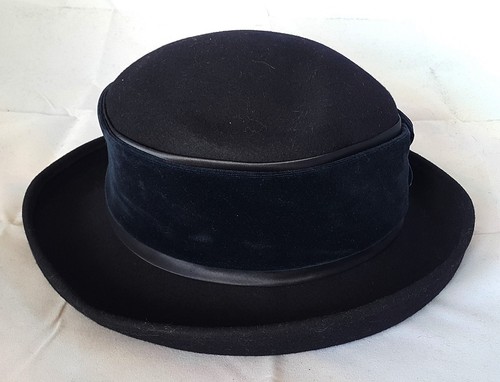 VINTAGE AUTHENTIC BLACK WOMEN'S WOOL BUCKET FEDORA HAT-US7 1/8;EU 57 - Picture 2 of 5