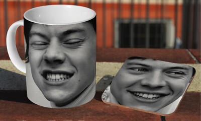 Harry Styles Cheeky BW - Keramik Kaffee-/Teetasse + passender Untersetzer 