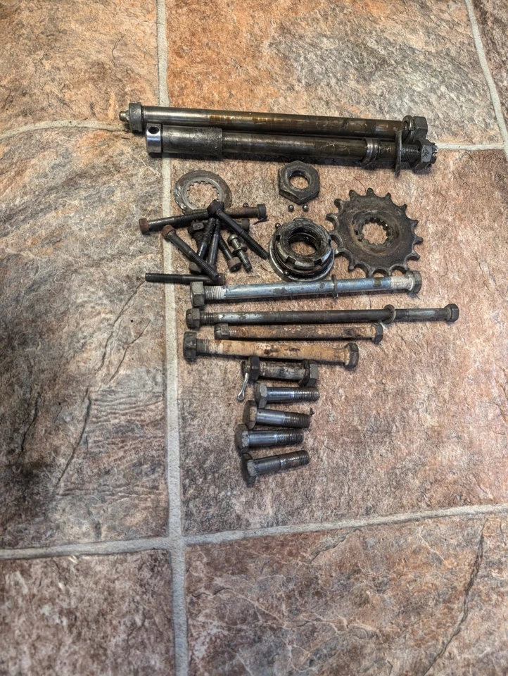 Yamaha RT1 360 Enduro Tornillo Eje Motor Montaje Pernos Piñón Lote Foto 2 de 4