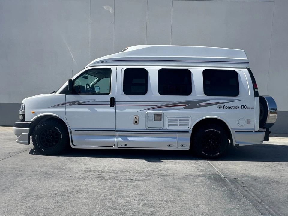 2011 Roadtrek 170 Versatile Low Mileage - Image 2 of 4