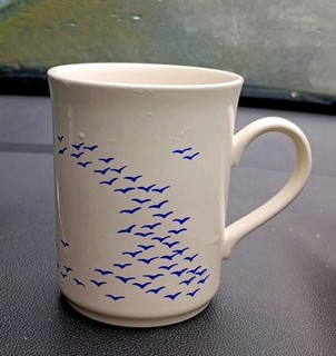 Vintage 80er Jahre Tasse cremeweiß mit blauen Vögeln fliegen Squiggle Biltons?