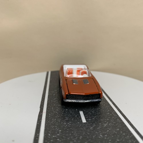 Hot Wheels Ultra Hots 11/36 ‘67 Chevy Camaro Convertible Orange/White w/RR NM - Picture 4 of 14