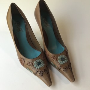 carlos santana pumps