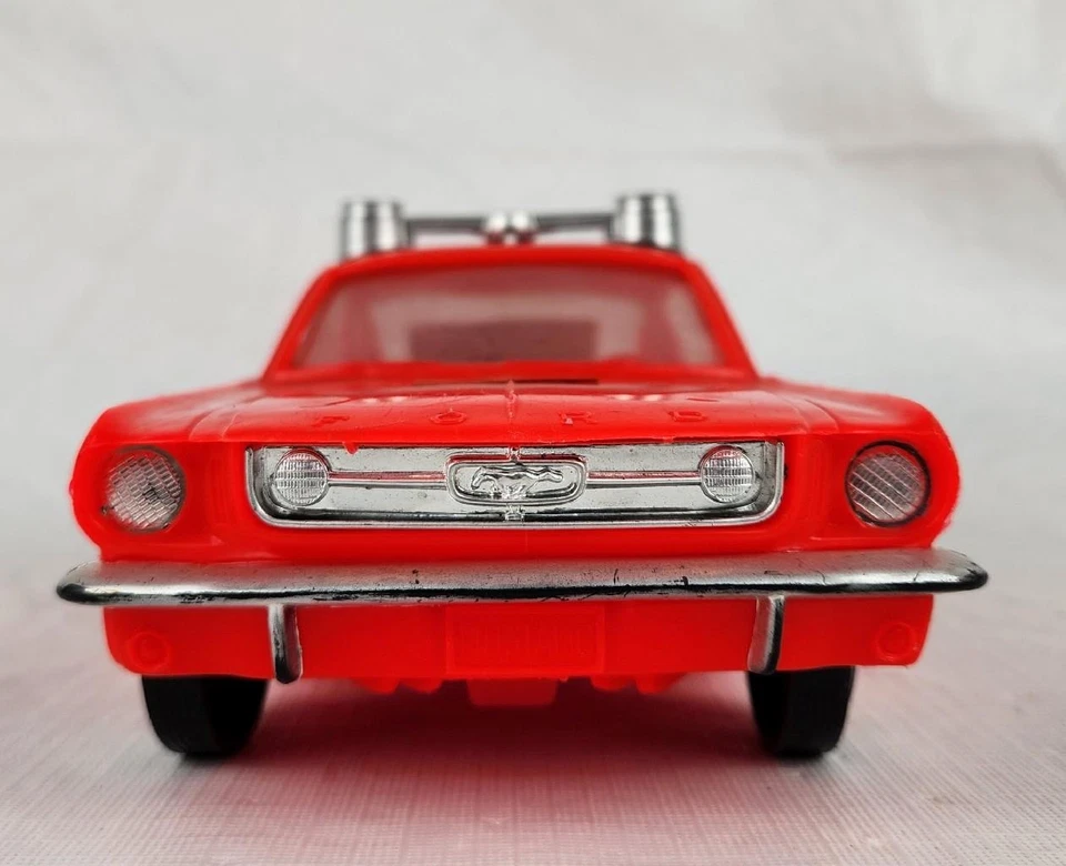 Coche de juguete rojo plástico vintage 1965/1966 jefe de bomberos Ford Mustang con calcomanías Foto 3 de 4