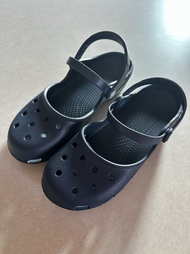 Crocs - Damen Karin Clog. Marineblau Größe 9, Doppelriemen-Clog