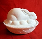 VTG. WESTMORELAND MARKED 7.5 LARGE  OVAL MILK GLASS RABBIT ON NEST ( 1940-1950)