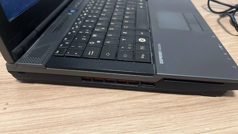 Fujitsu Esprimo U9210 alter Notebook mit Core 2 Duo P8400, 120GB SSD 8 GB RAM - Bild 3 von 4