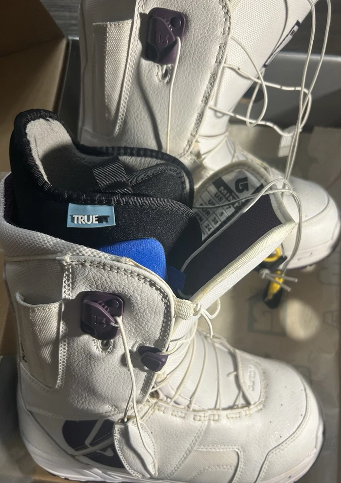 Beautiful “Burton Mint Ski  Boot” Size 7 White/Plum. Excellent Condition. - Image 2 of 4
