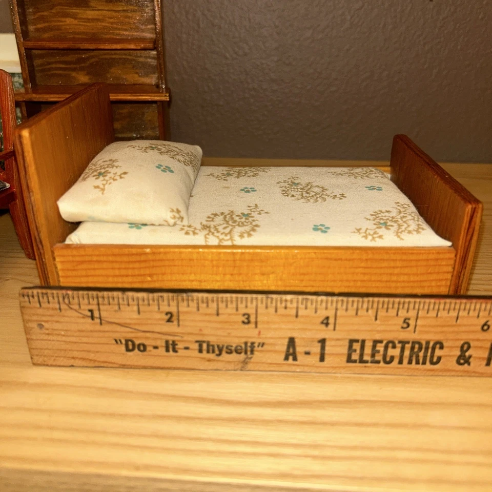 Lote mixto de muebles para casa de muñecas 14 mecedoras de madera TV cama fregadero mesa sillas + Foto 3 de 4