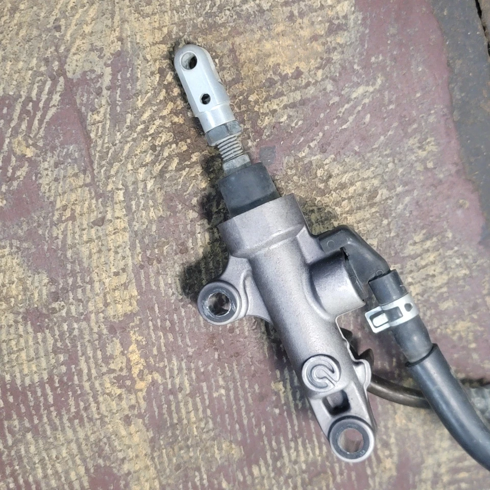 YAMAHA FJR1300 2003 2004 2005 PINZA DE FRENO TRASERO sistema de línea de cilindro maestro Foto 2 de 4