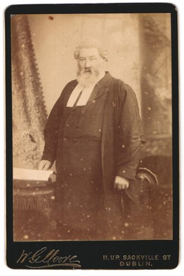 Fotografie W. G. Moore, Dublin, Portrait Irischer Richter in Richterrobe mit Pe 
