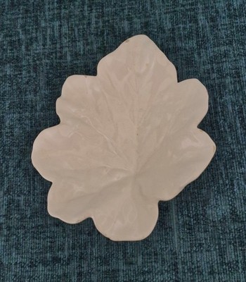 Vintage Bordello Pinheiro weißes Blatt Schmuckschale Portugal 14,5 x 12,5 cm