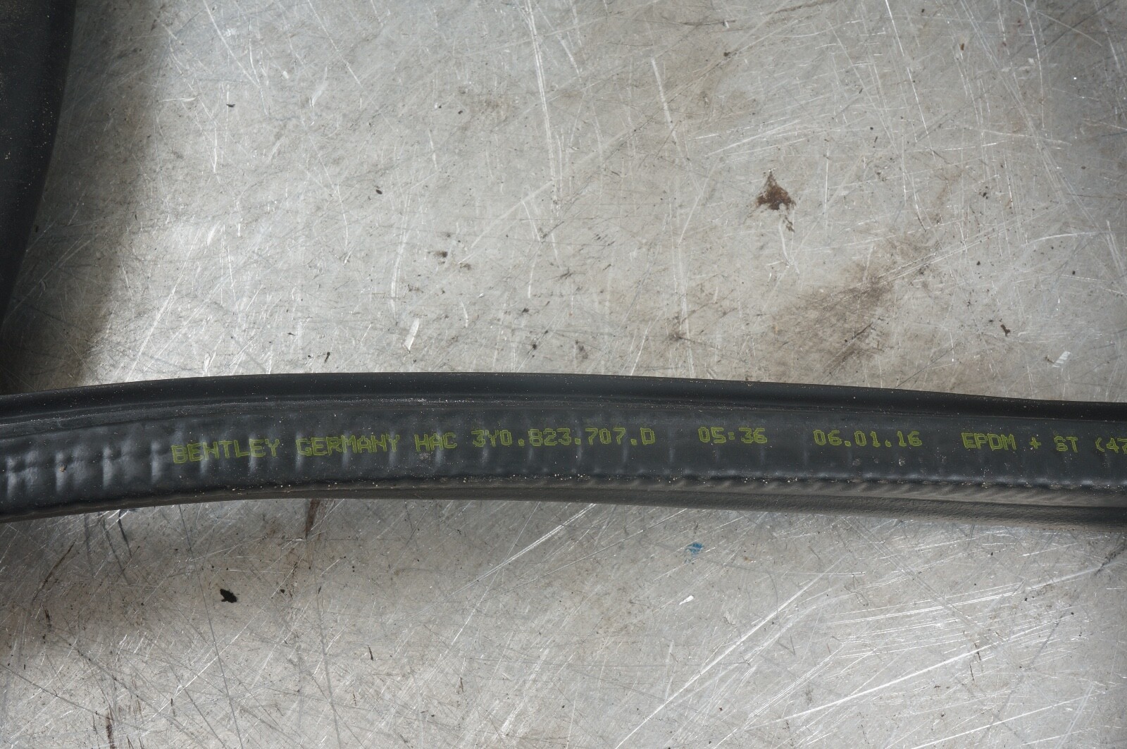2010 - 2020 BENTLEY MULSANNE Hood Engine Bay Weatherstrip Seal 3Y0823707D