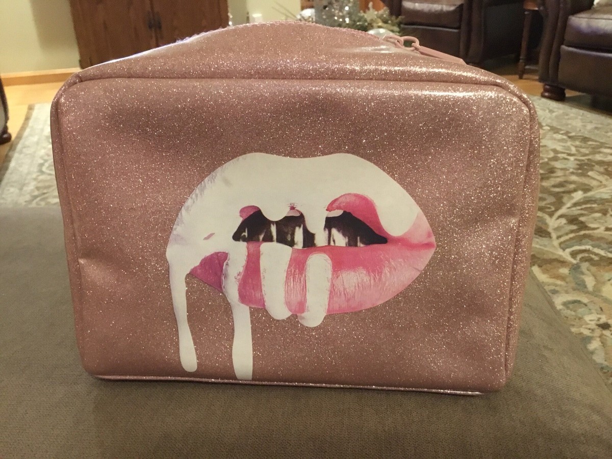 Is The Kylie Cosmetics Makeup Bag Worth It? Here Kylie Makeup Bag display picture 1