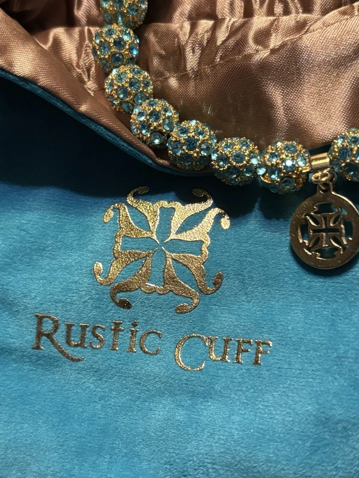 Brazalete rústico facetado: oro con juegos de verde azulado. Bolsa de terciopelo incluida: Kennedy Foto 2 de 4