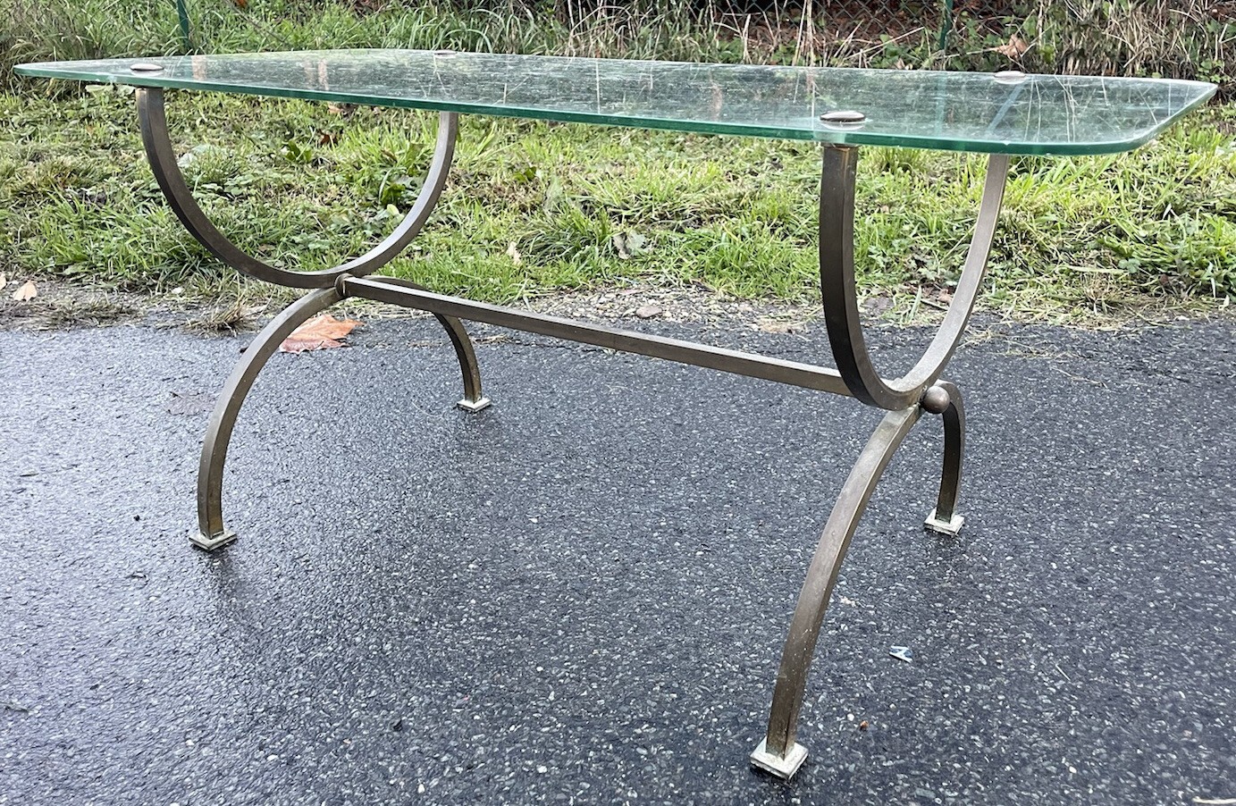 Pied de table basse bronze vintage : faites revivre le charme Art Deco 1950 dans votre salon
