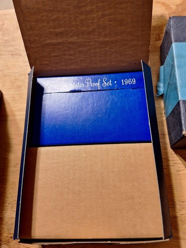 Original Box of 20 1969-S U.S. Mint Proof Sets - Outer Box Opened - 第 14/23 張圖片