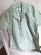 HH.   d&co LADIES SIZE M  GREEN  BLOUSE NWT