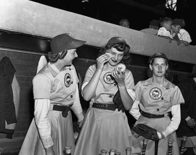 Elise Harney Kenosha Comets Pitcher Putting On Makeup 1944 Old Photo