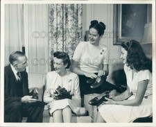 1947 Press Photo Thomas O'Byrne of Flamingo Show Co Mary Caldwell & Daughters
