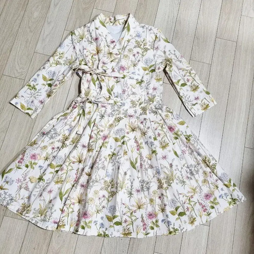 Elegant Traditional Korean Hanbok Dress for Special Occasions