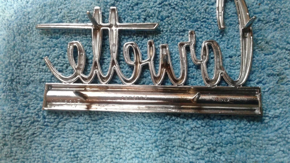 Chevy Corvette 1960 1965 1966 Nuevo de Lote Antiguo Emblemas Insignias Borde Original De Colección OEM Foto 3 de 4
