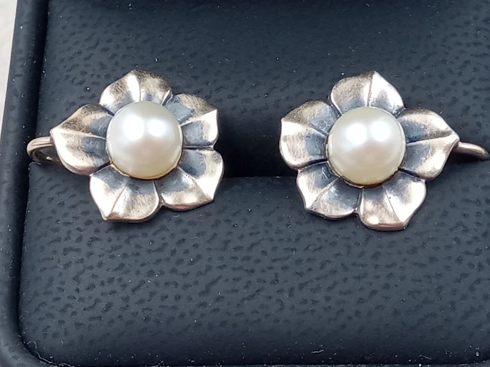 Symmetalic Sterling Silver & 14K Screw Back Earrings w. Pearl Setting in Flowers - Image 2 of 4