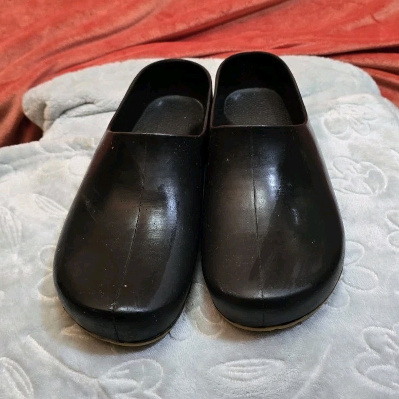 Black Garden Clogs US Size 9 Rubber Sole with Leaf Pattern Comfortable Footwear