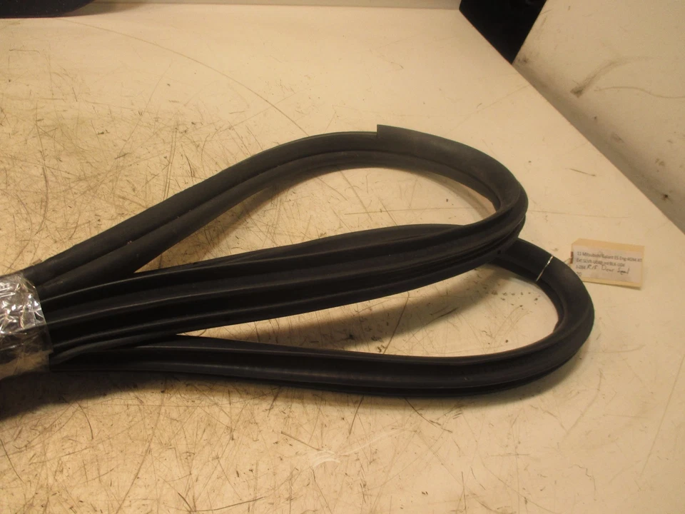 Mitsubishi Galant ES 2011 OEM sello de puerta de pasajero delantero goma resistente al clima  Foto 3 de 4