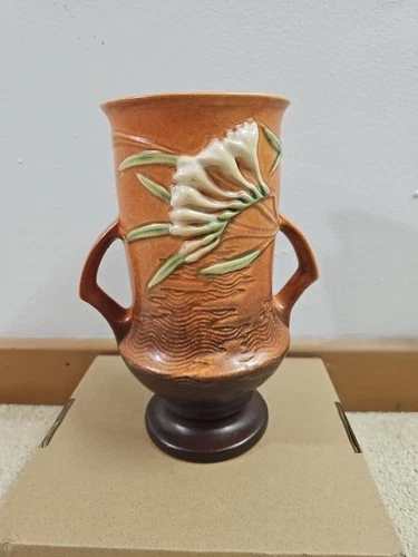VTG 1940's ROSEVILLE U.S.A. POTTERY BROWN FREESIA VASE 123-9 DOUBLE HANDLE