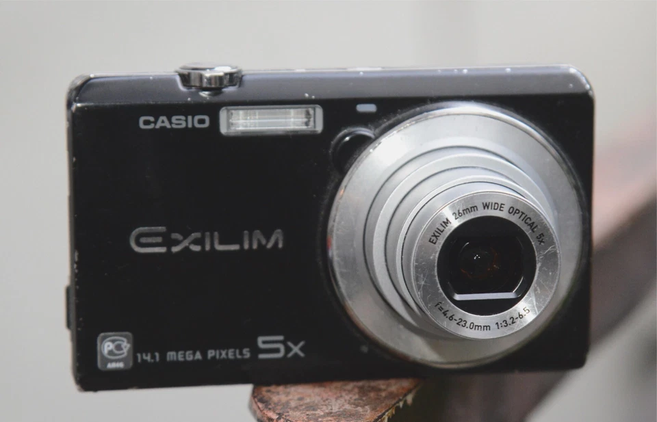 CASIO EXILIM EX-ZS15 Digitalkamera 14,1 MP 5x Zoom silber Digicam Bridge Top