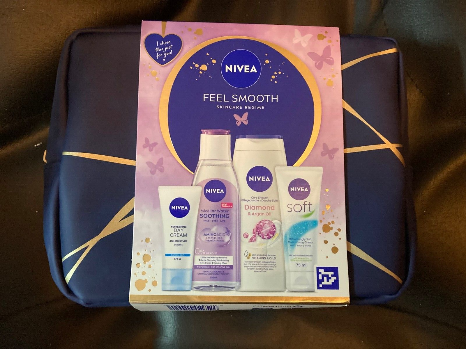 Nivea Feel Smooth Gift Set & Wash Bag - NEW