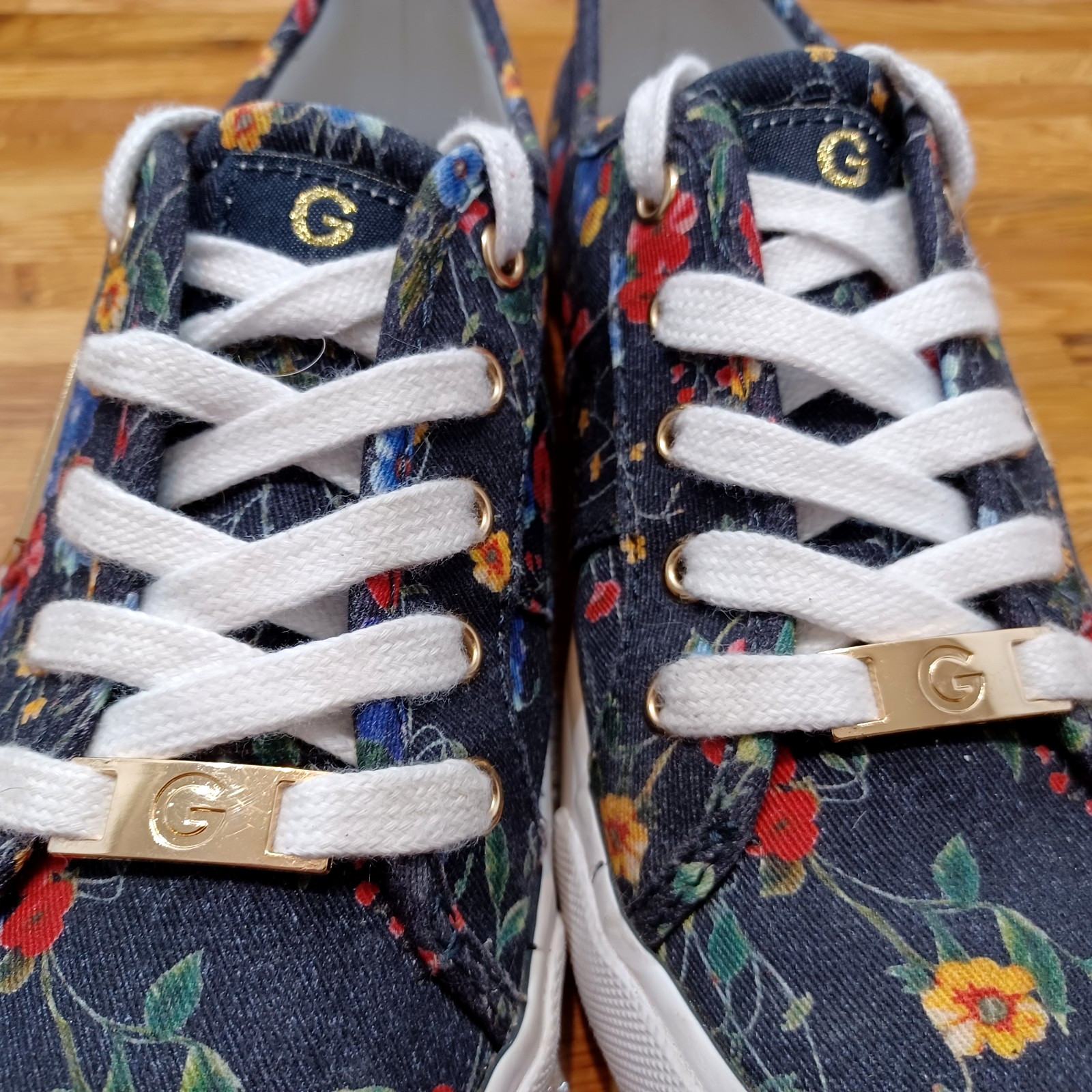 G by Guess GBG Los Angeles Backer Women's Size 6.5 Navy/Floral Shoes