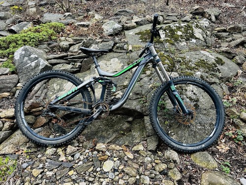 2017 Giant Glory 2 Medium Full Suspension Downhill Mountain Bike NO RESERVE