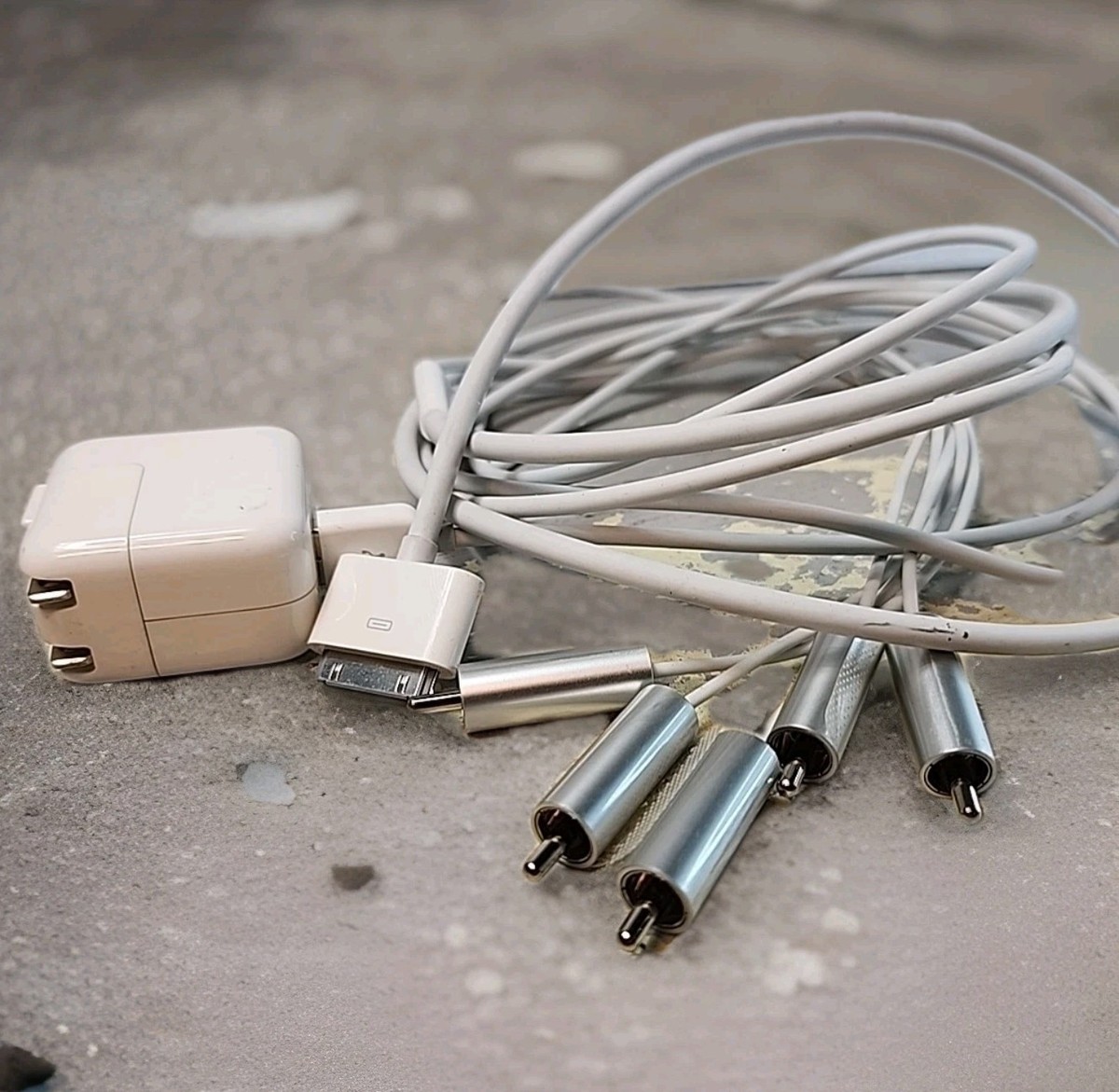 Genuine Apple A1258 iPod iPad Composite AV Cable Audio Video