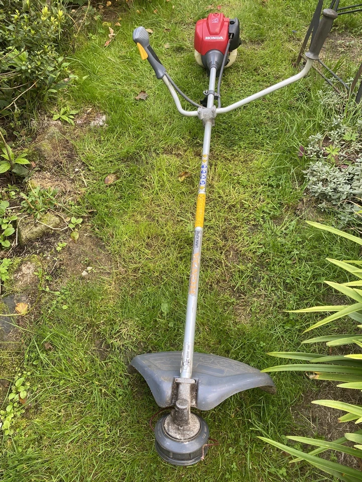 Honda UMK 425E GX 25 Four Stroke Petrol Twin Handle Straight Shaft Strimmer.  - Image 2 of 4
