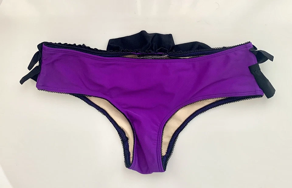 Nuevo con etiquetas Bikini Mandalynn Púrpura Y Negro Volantes Talla M Foto 3 de 4