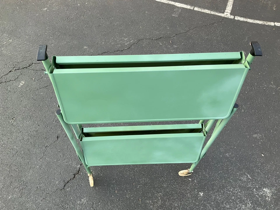 Carro de servicio de té plegable verde musgo de la década de 1950 Versa mesa plegable en rollo Foto 4 de 4