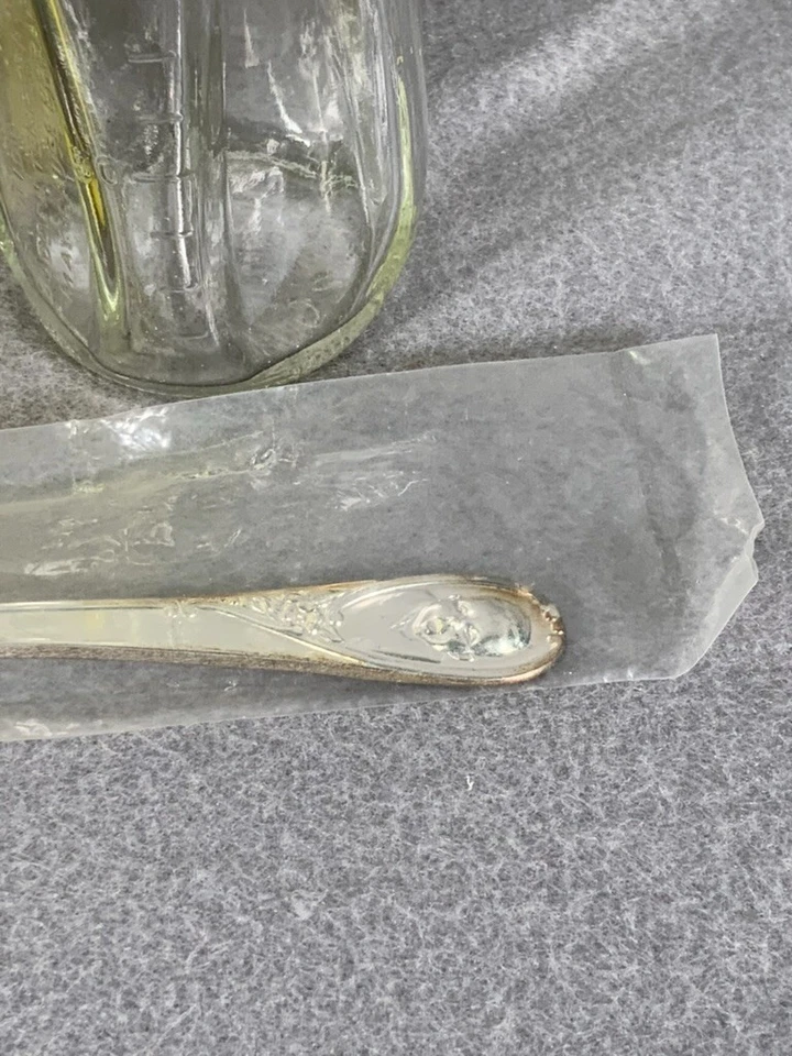 Lote Vintage Gerber Baby Garrafa de Vidro Copo Plástico Prato de Prata Colher Winthrop - Imagem 4 de 4