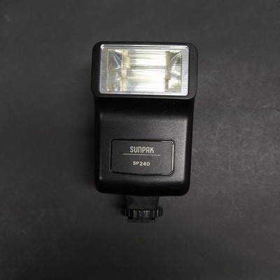 Sunpak SP240 Kamerablitz mit Kratzern und Batteriefach beschädigt