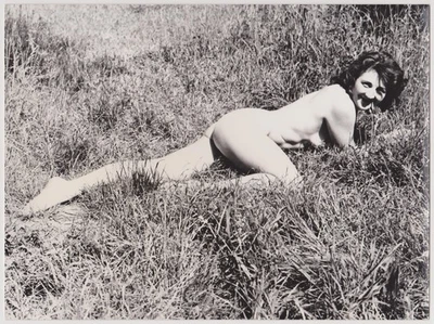 Photo Nu Féminin - dans l'herbe - tirage argentique 24x18 époque c.1970 - Photo 1/2