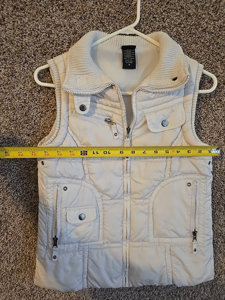 Chaleco para mujer Vanity Brand con broches de presión blanco pequeño Foto 3 de 4