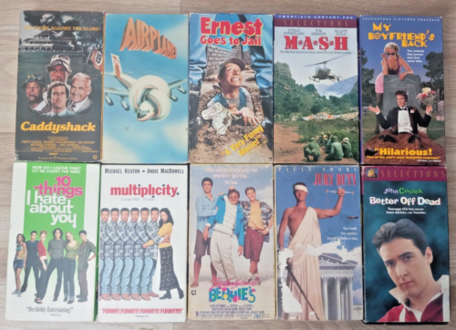 10x Comedy VHS Airplane MASH Caddy Shack Weekend Bernie's 10 Things Dead Ernest - Afbeelding 1 van 10