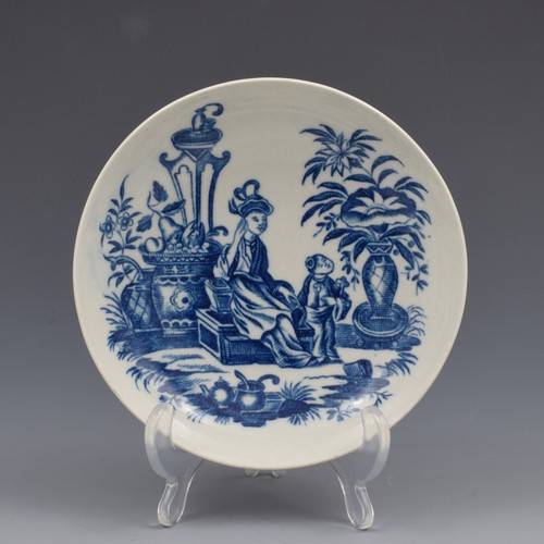Erste Periode Worcester blau & weiß Porzellan Untertasse Mutter & Kind um 1775