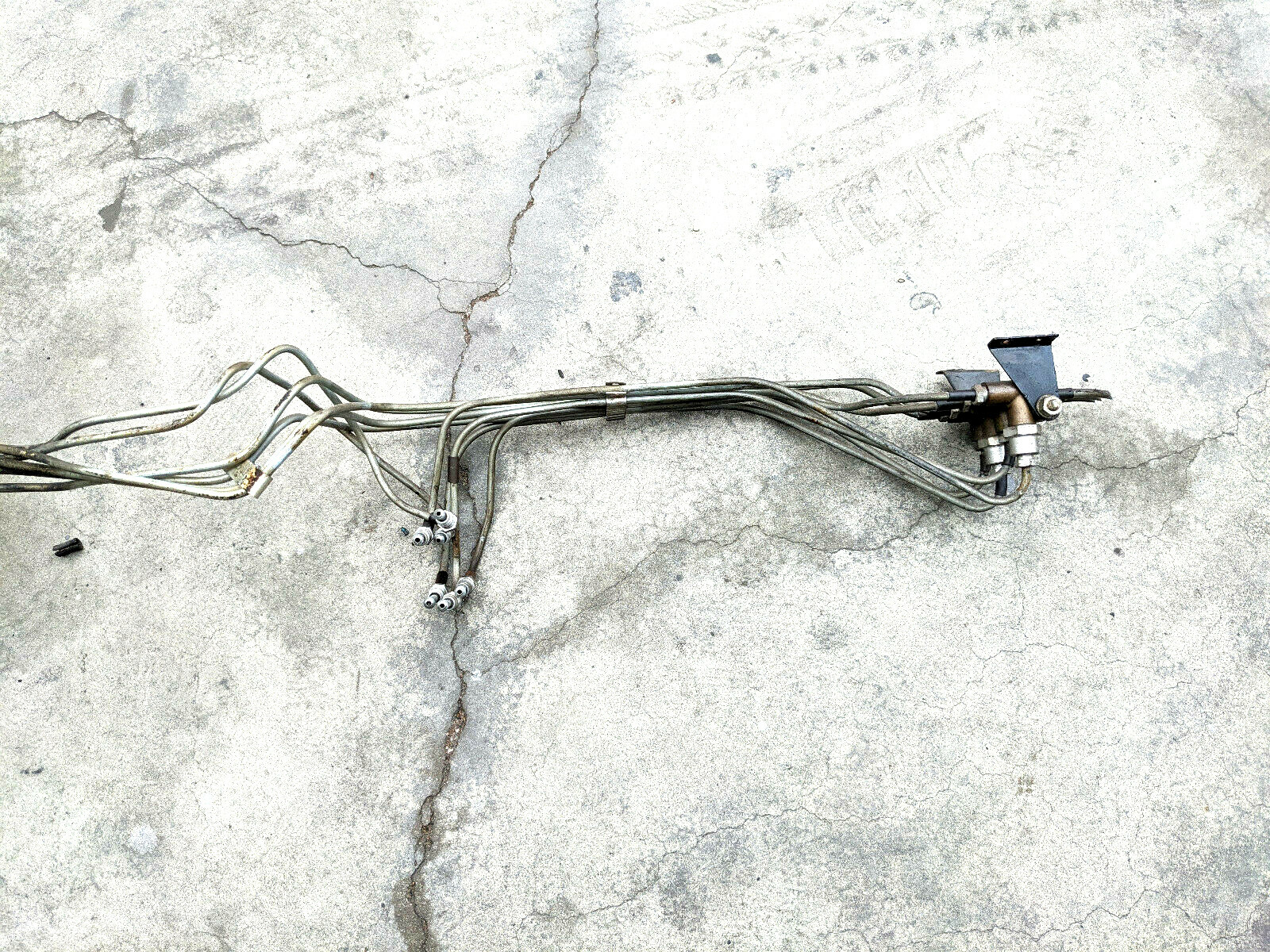  Rolls Royce Silver Shadow pipes and connectors for  Distribution Valves