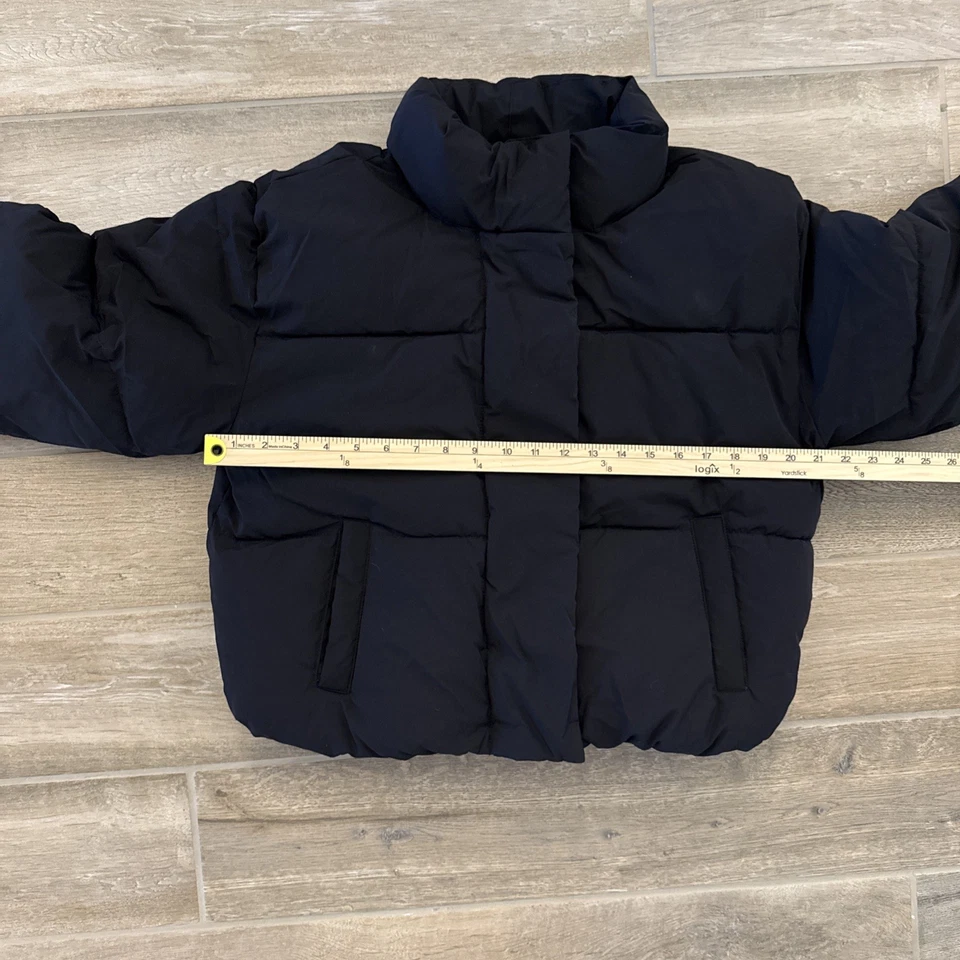 Chaqueta acolchada recortada con cremallera completa para mujer Amazon Essentials talla mediana negra Foto 4 de 4