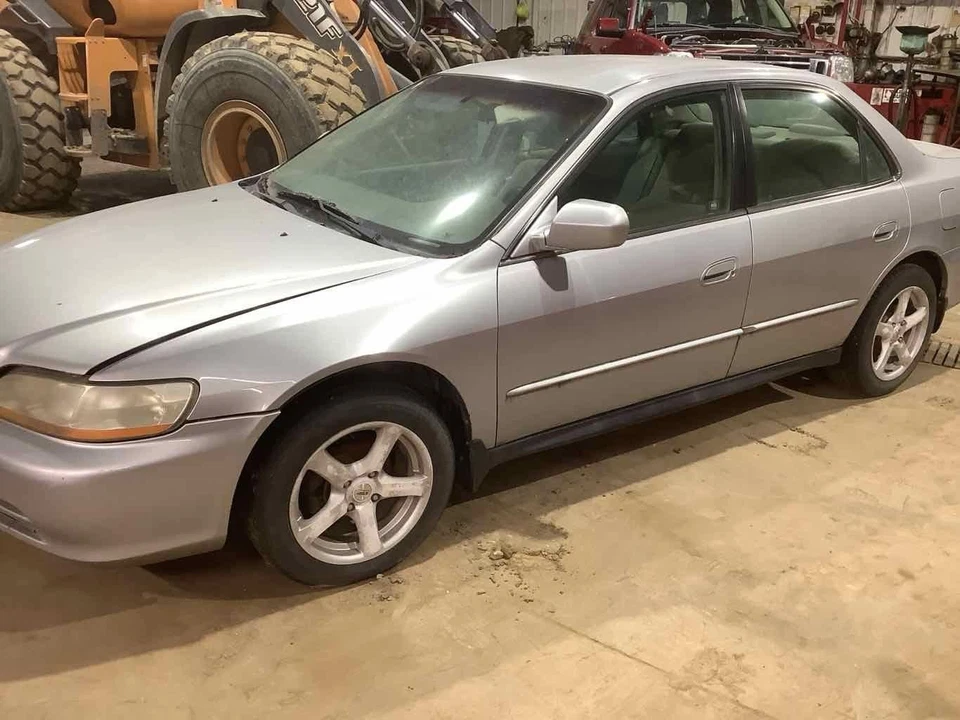 Used Deck Lid fits: 2002 Honda Accord Sdn w/o spoiler Grade A Foto 2 de 4