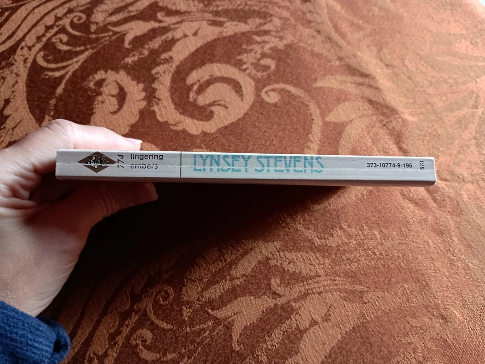 Lingering Embers - Lynsey Stevens (Harlequin Presents) Foto 3 de 4