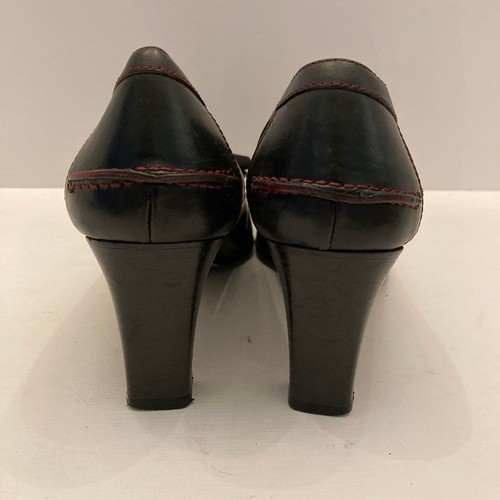 Zapatos de salón Coach con borla de camelia tacón ancho cuero de becerro negro para mujer 8,5 B usados en excelente estado - Imagen 8 de 12