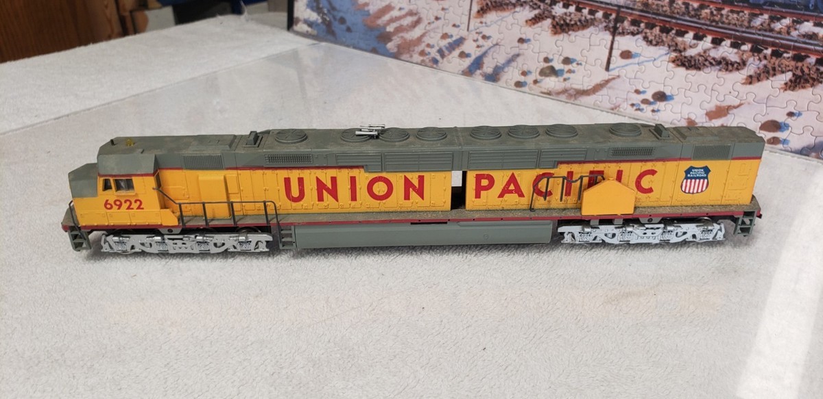 HO SCALE BACHMANN DD40X UNION PACIFIC #6922 DIESEL LOCOMOTIVE